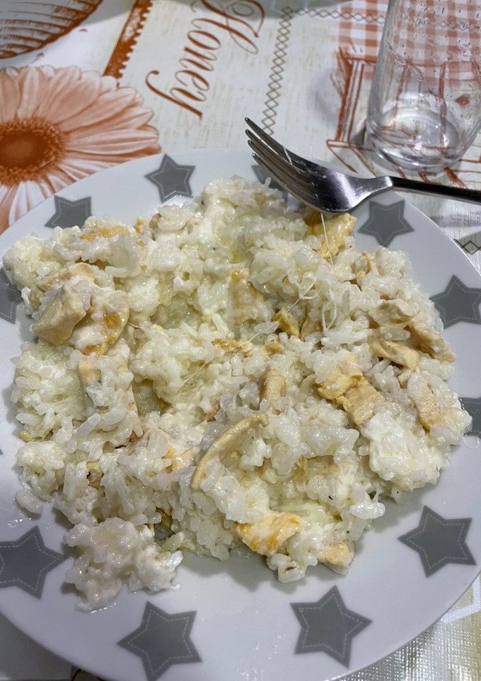 Una foto de Arroz con pollo y burrata