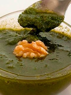 Una foto de Salsa pesto estilo argentino