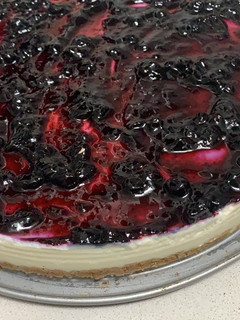 Una foto de CheeseCake con mermelada de arándanos