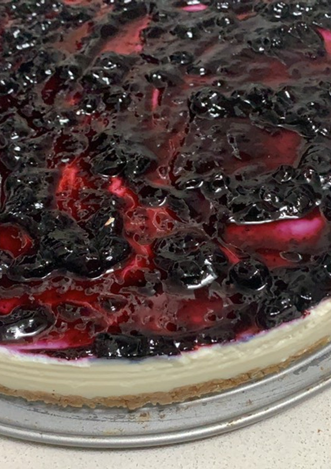 Una foto de CheeseCake con mermelada de arándanos
