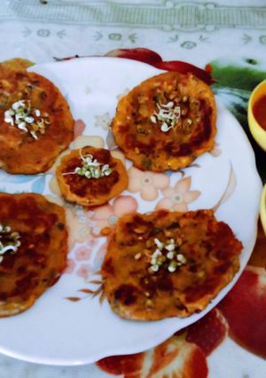 A picture of Super healthy sprouted moong Methi pancake.