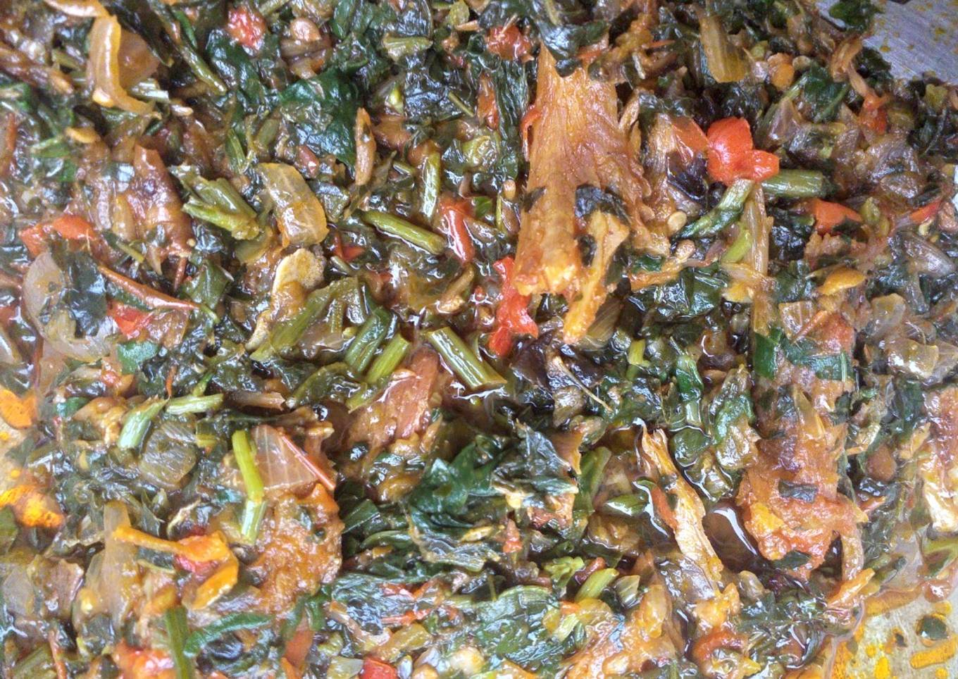 A soup made with water and eight leaves.