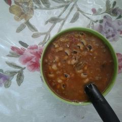 A picture of Rongi or white Lobia in gravy.