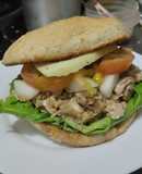 Sánduche🥪de pollo🍗manzana🍏 y cebolla🧅caramelizadas con queso🧀y vegetales frescos🥗