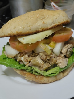 Una foto de Sánduche🥪de pollo🍗manzana🍏 y cebolla🧅caramelizadas con queso🧀y vegetales frescos🥗