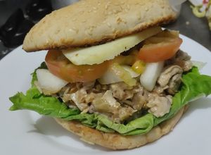 Una foto de Sánduche🥪de pollo🍗manzana🍏 y cebolla🧅caramelizadas con queso🧀y vegetales frescos🥗
