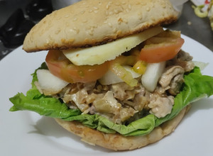 Una foto de Sánduche🥪de pollo🍗manzana🍏 y cebolla🧅caramelizadas con queso🧀y vegetales frescos🥗