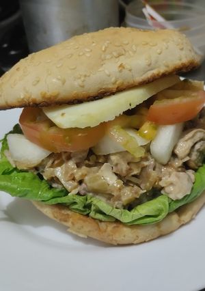 Una foto de Sánduche🥪de pollo🍗manzana🍏 y cebolla🧅caramelizadas con queso🧀y vegetales frescos🥗