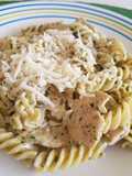 Pasta con pollo y pesto