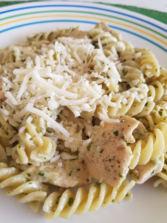 Una foto de Pasta con pollo y pesto