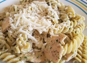 Una foto de Pasta con pollo y pesto