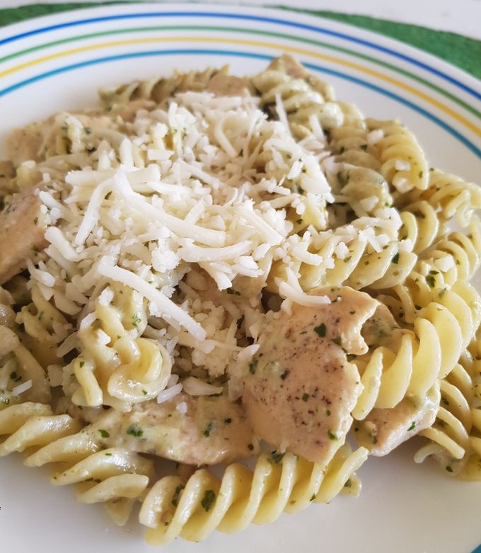 Una foto de Pasta con pollo y pesto