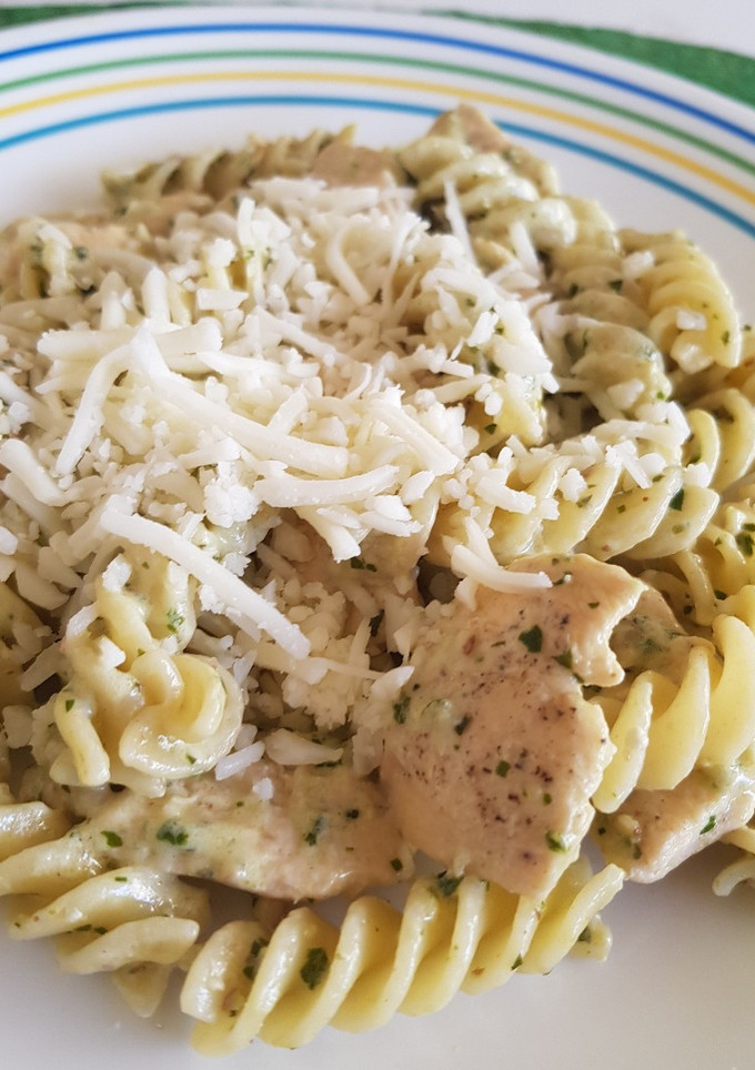 Una foto de Pasta con pollo y pesto