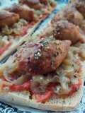 Coca de vidre de calamarcitos rellenos de pollo asado y cebolla caramelizada