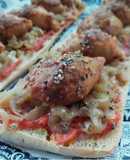 Coca de vidre de calamarcitos rellenos de pollo asado y cebolla caramelizada
