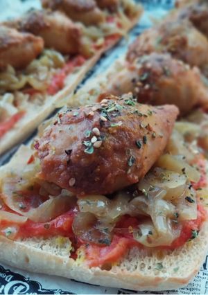 Una foto de Coca de vidre de calamarcitos rellenos de pollo asado y cebolla caramelizada