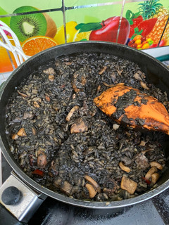 Una foto de Arroz negro a mi estilo