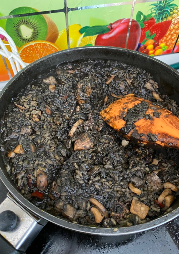 Una foto de Arroz negro a mi estilo
