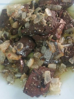 Una foto de Sangre frita con cebolla