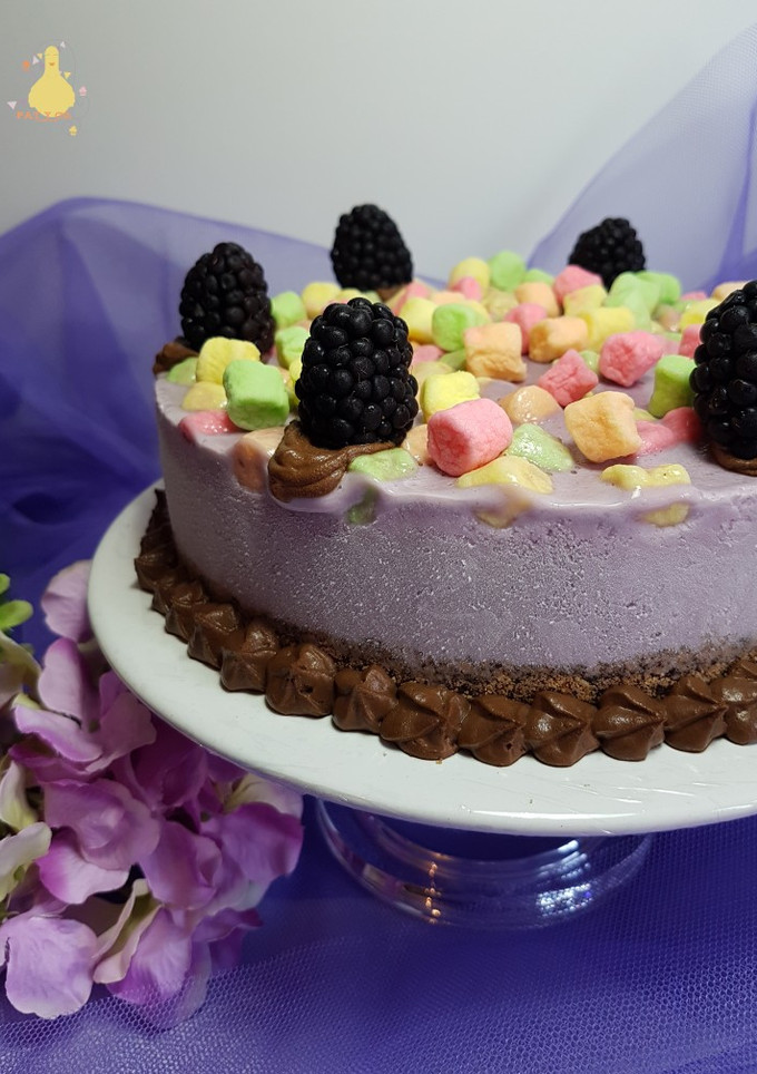 Una foto de Tarta helada de moras y marshmallows!!!