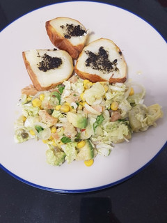 Una foto de Ensalada fresca y distinta con patatas asadas con trufa