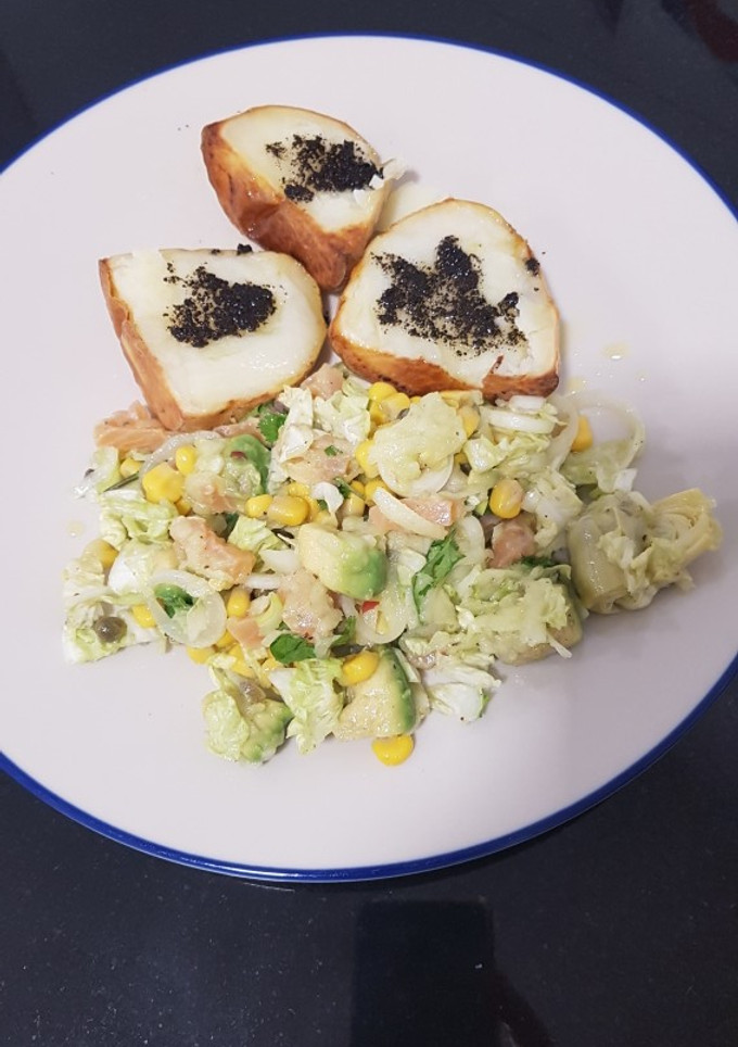 Una foto de Ensalada fresca y distinta con patatas asadas con trufa