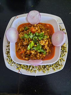 मुगाची उसळ (moongachi usal recipe in marathi) रेसिपी चे मुख्य फोटो