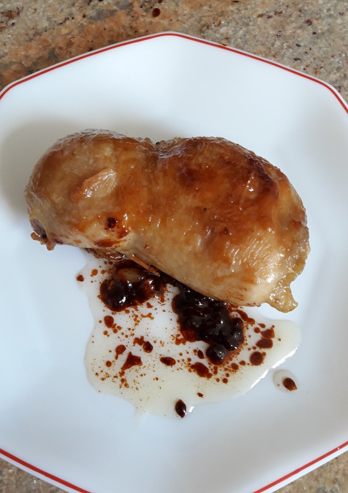 Una foto de Muslos de pollo rellenos de manzana ciruelas y piñones