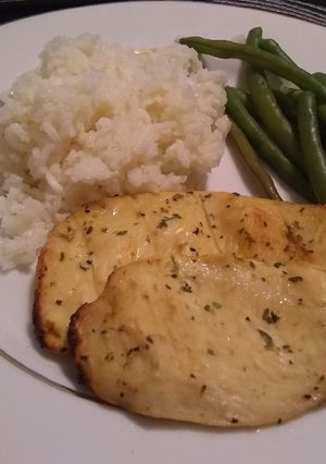 Una foto de Pollo a la plancha con hierbas y limón