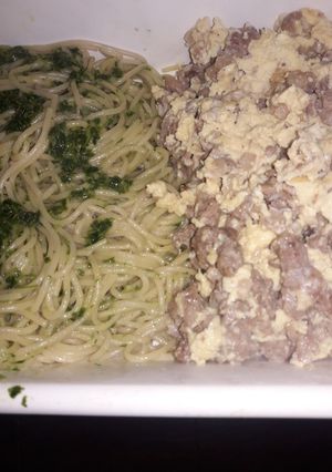 Foto principal de Revuelto de masa de chorizo y huevos, fideos con ajo y perejil
