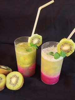 કીવી દાડમ મોકટેલ (Kiwi Pomegranate Mocktail Recipe In Gujarati) રેસીપી મુખ્ય ફોટો