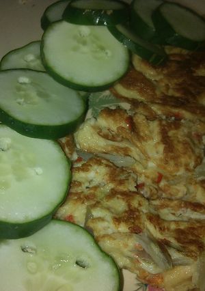 A picture of Fried egg garnish with cucumber.
