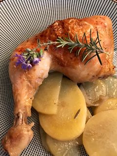 Una foto de Pollo asado a la cerveza con patata panadera