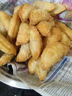 गुजिया (Gujiya recipe in Hindi) रेसिपी मुख्य फोटो