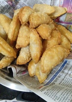 गुजिया (Gujiya recipe in Hindi) रेसिपी मुख्य फोटो