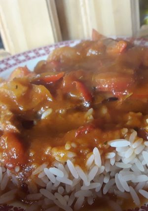 Una foto de Bife americano con salsa y arroz blanco