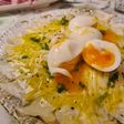 Carpaccio de boletus con huevos mollet