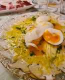 Carpaccio de boletus con huevos mollet