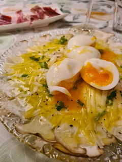 Una foto de Carpaccio de boletus con huevos mollet