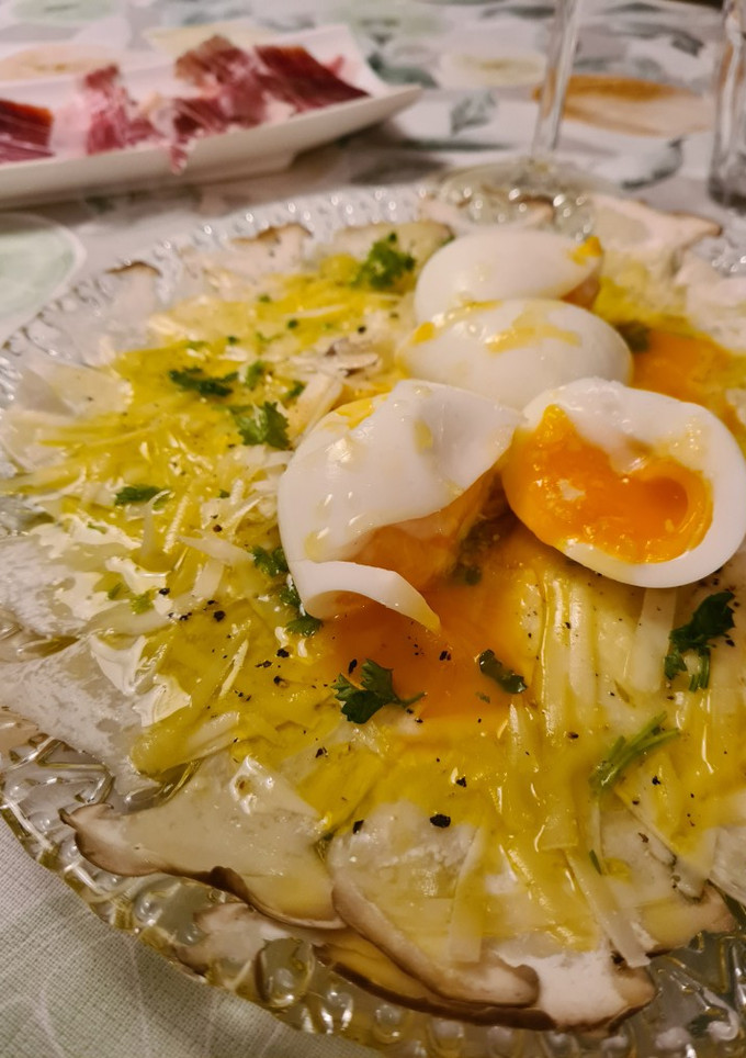 Una foto de Carpaccio de boletus con huevos mollet