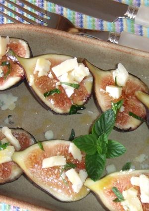 Foto principal de Brevas con queso azul de Taramundi y hierbabuena picada