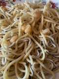 Espaguetis con gambas, gulas y un toque picante