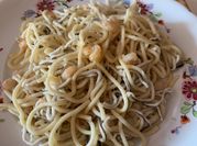 Una foto de pasta con gambas
