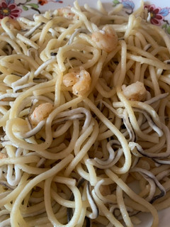 Una foto de Espaguetis con gambas, gulas y un toque picante