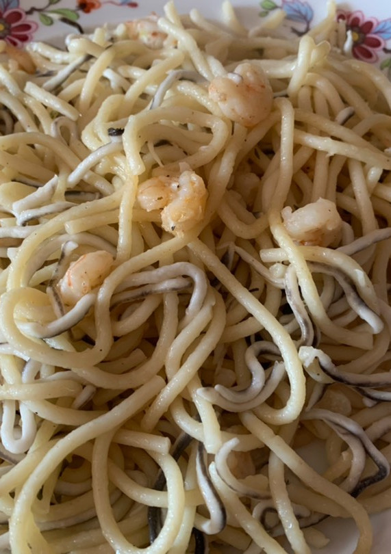 Una foto de Espaguetis con gambas, gulas y un toque picante