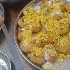 A picture of Dahi sev puri.