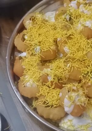 A picture of Dahi sev puri.