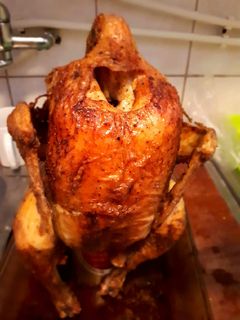 Sült csirke sörös dobozon vagy üvegen sütve recept fotója