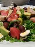 Ensalada de atún y huevos de codorniz