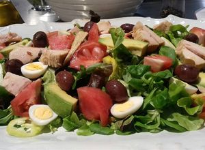 Una foto de Ensalada de atún y huevos de codorniz
